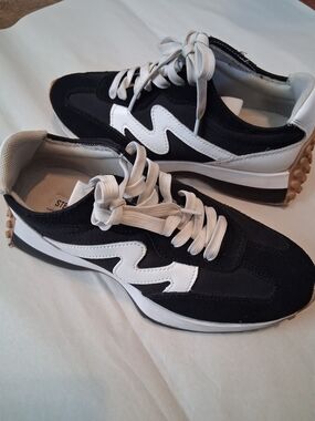 Steve Madden Black and White Wave-Accent Sneakers Size 7.5 M